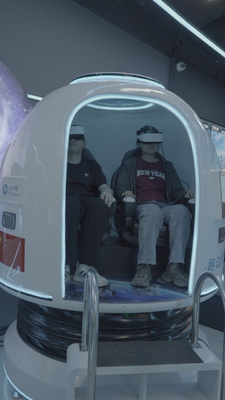 Eğlenceli Uzay Kapsülü 2 Kişilik VR Sinema Simülatörü | Özel 360° Dönen Kapsül, Çift Ekran Kontrolü, 20+ Özel Oyun, DPVR Gözlükleri ve Çoklu Efektler – SKYFUN Üreticisi